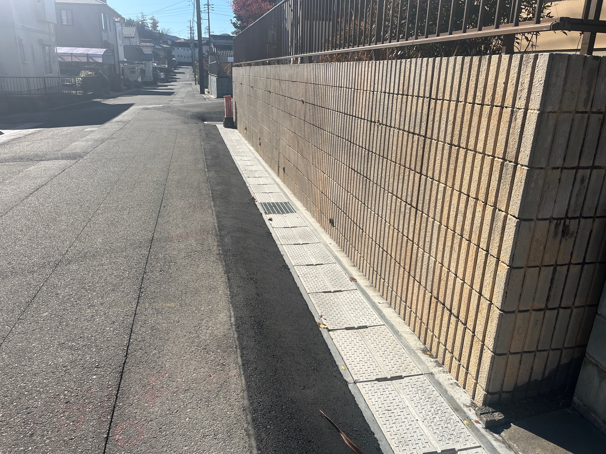 ノンスリップ性が付加されたPC4-Vで、出入口や坂道でも安心です