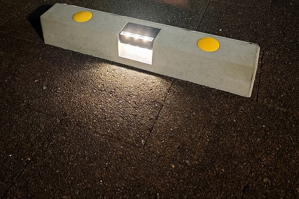 夜間の様子(背面)